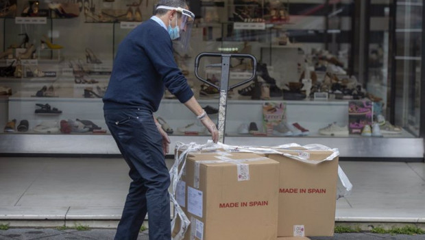 ep archivo - un trabajador descarga mercancia en una zapateria