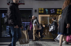 ep archivo   varias personas con bolsas de la compra en una calle centrica en sevilla andalucia