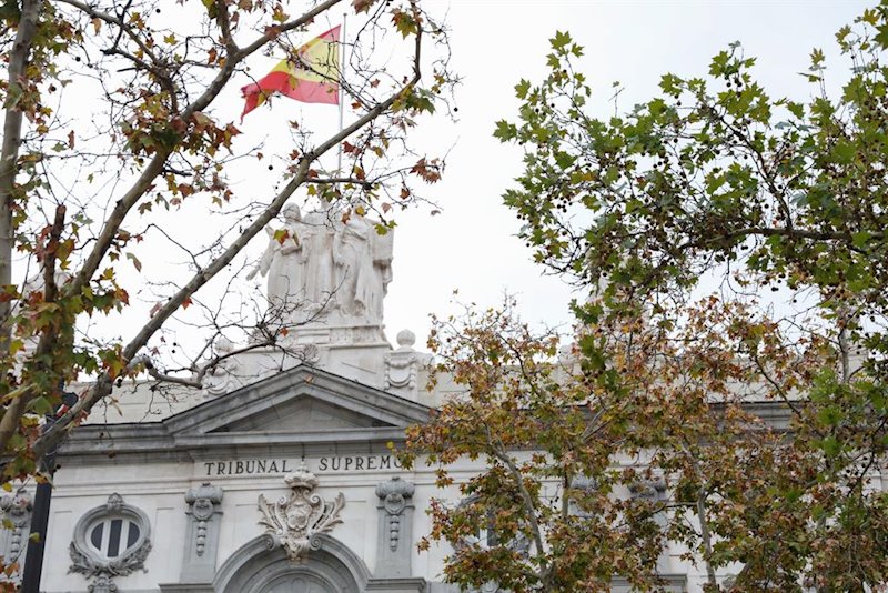 ep bandera espanola en lo alto del edificio del tribunal supremo en madrid a 29 de noviembre de 2019