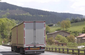 ep camion circulando por una carretera vizcaina