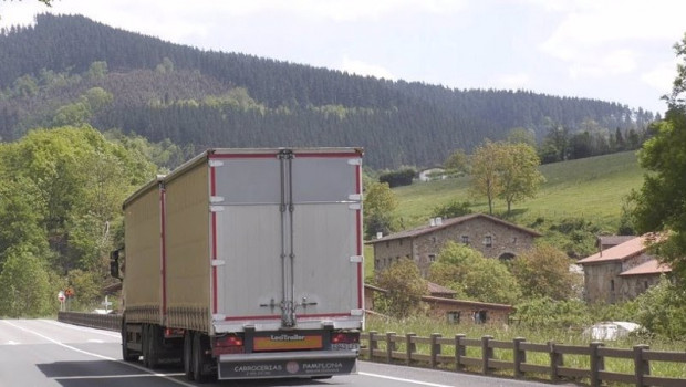 ep camion circulando por una carretera vizcaina