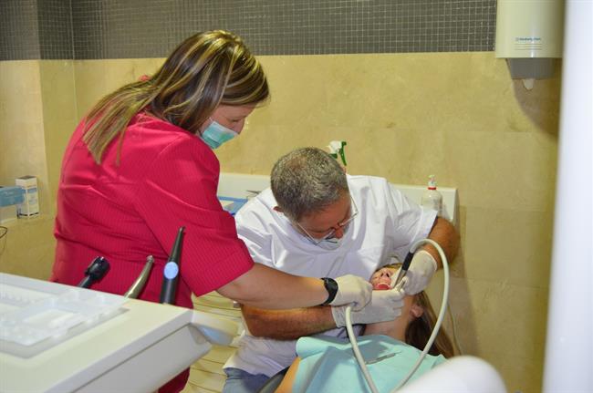 Dentista revisa la salud bucodental de un paciente | EUROPA PRESS/COLEGIO DENTISTAS SEVILLA ep dentista revisasalud bucodentalun paciente