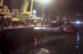 ep dos grandes gruas logran reflotar al narcosubmarino hundido a la entrada de la ria de aldan en