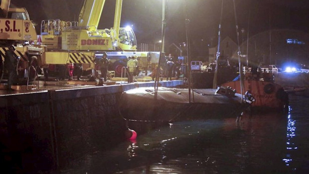 ep dos grandes gruas logran reflotar al narcosubmarino hundido a la entrada de la ria de aldan en