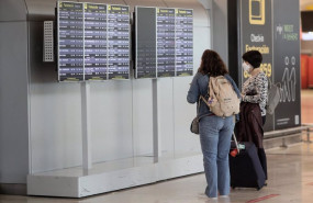 ep dos pasajeras en la terminal t4 del aeropuerto adolfo suarez   madrid barajas a 24 de mayo de