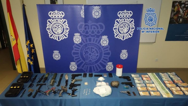 Droga, dinero y armas intervenidos en la "operación Algodón" contra el tráfico de drogas en Asturias. | POLICÍA NACIONAL ep droga dineroarmas intervenidosla operacion algodon contratraficodrogasasturias