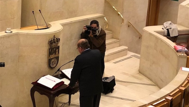 ep el castreno miguel angel lavin ha jurado este lunes su cargo como diputado de la bancada popular
