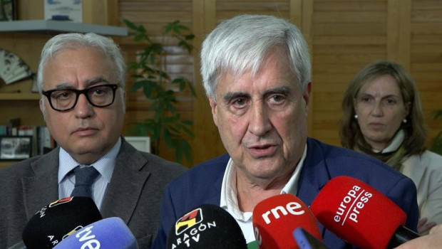 ep el catedratico de sanidad animal de unizar juan jose badiola y el consejero de agricultura ep el catedratico de sanidad animal de unizar juan jose badiola y el consejero de agricultura