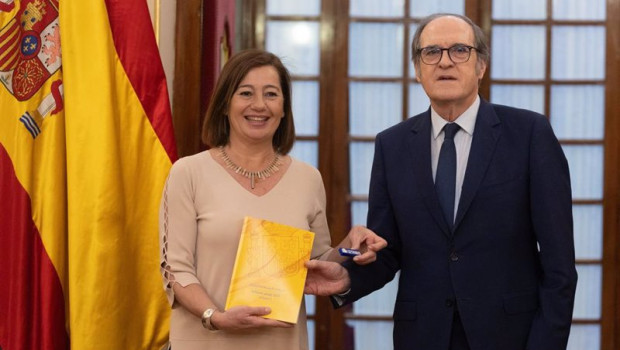 ep el defensor del pueblo angel gabilondo ha entregado el informe anual de 2023 a la presidenta del