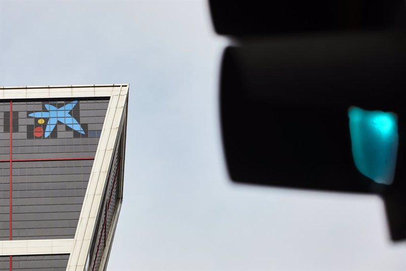 S&P confirma los ratings de CaixaBank y mejora los de Bankia antes de retirarlos