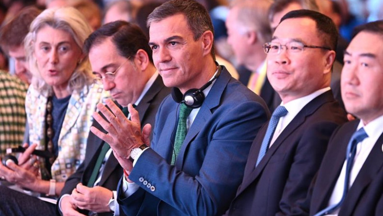 ep el presidente del gobierno de espana pedro sanchez c y el alcalde de shanghai gong zheng d