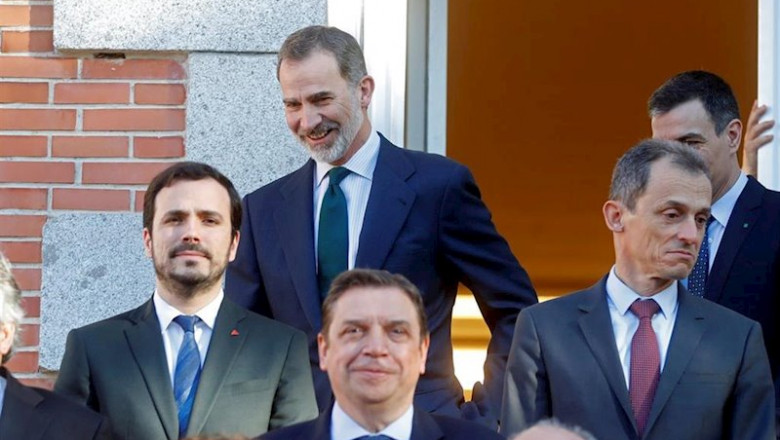 El rey Felipe VI (c) junto con el ministro de Consumo, Alberto Garzón (i) y el de Ciencia, Pedro Duque (d) posan para la foto de familia del Consejo de Ministros deliberativo presidido por el Rey en Zarzuela | Pool ep el rey felipe vi c junto con el ministro de consumo alberto garzon i y el de ciencia pedro duque