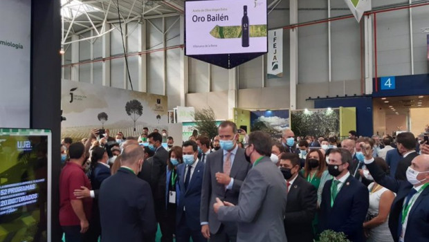 ep felpe vi durante su visita al stand de la uja en expoliva