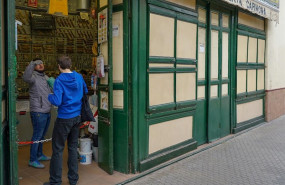 ep ferreteria atienden a sus clientes en la puerta a traves de una cadena para impedir el paso