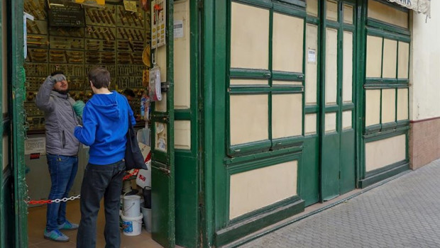 ep ferreteria atienden a sus clientes en la puerta a traves de una cadena para impedir el paso