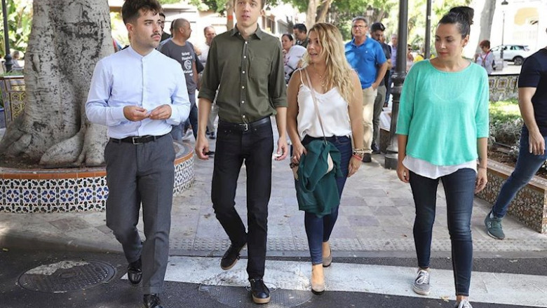 (I-D) El candidato de Más País al Congreso por Santa Cruz de Tenerife, Omar Batista; el candidato a la Presidencia del Gobierno, Iñigo Errejón; la candidata de Más País al Congreso por las Palmas, Ylenia Pulido y una de las componente sde EQUO de Canarias | Europa Press ep i-d el candidato de mas pais al congreso por santa cruz de tenerife omar batista el candidato a