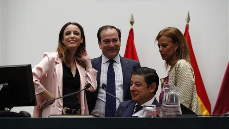 (I-D) La delegada de Cultura, Turismo y Deporte del Ayuntamiento de Madrid y vicesecretaria de Estudios y Programas del PP, Andrea Levy; el delegado del área de Medio Ambiente y Movilidad, Borja Carabante; El edil del PP y presidente del Pleno municipal, | Óscar J.Barroso - Europa Press ep i-d la delegadacultura turismodeporteayuntamientomadridvicesecretariaestudiosprogramaspp andrea levy delegado del areamedio ambientemovilidad borja carabante edilpppresidentepleno municipal