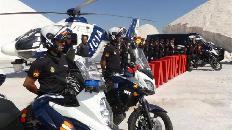 Imagen de la Policía Nacional en La Vuelta | POLICÍA NACIONAL ep imagen de la policia nacional en la vuelta