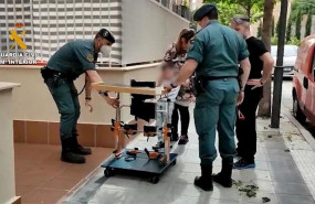 ep la guardia civil entrega material de rehabilitacion comida medicamentos y material escolar en