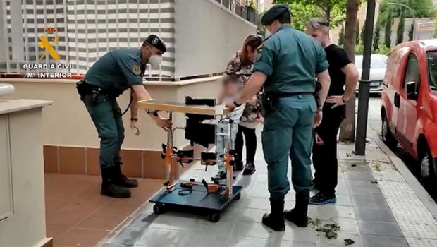 ep la guardia civil entrega material de rehabilitacion comida medicamentos y material escolar en