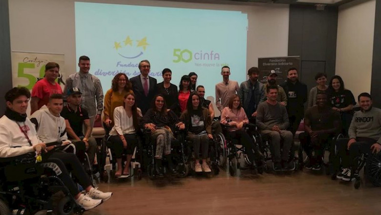Los 16 jóvenes junto a David Otero, Diego Cantero, Tato Latorre y Alejandro Navarro (coaches), María Parra (Diversión Solidaria) y Enrique Ordieres (Cinfa) | EUROPA PRESS ep los 16 jovenes junto a david otero diego cantero tato latorre y alejandro navarro coaches maria