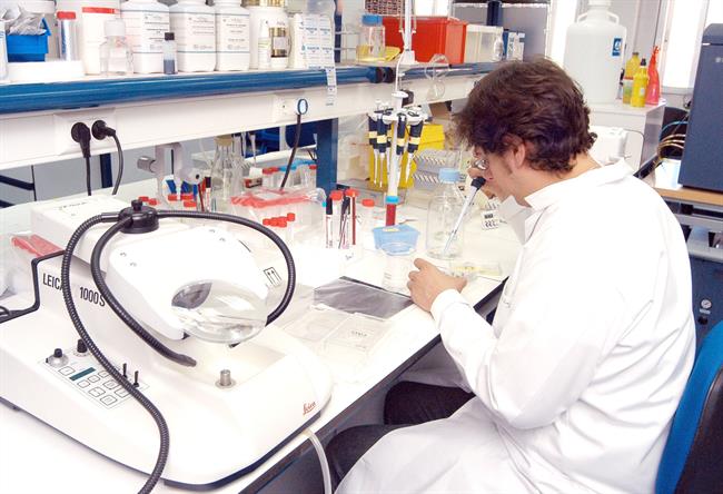médico trabajando laboratorio | CARLOS MONROY ep medico trabajando laboratorio