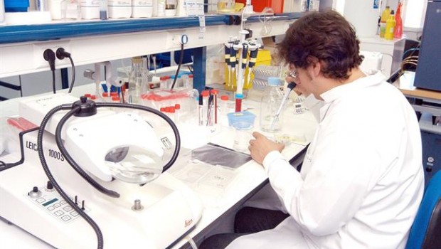 ep medico trabajando laboratorio