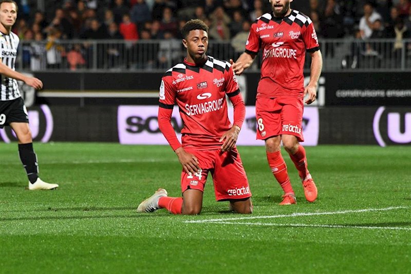ep nathal julan en un partido con el en avant guingamp