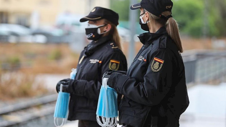 Policías nacionales se preparan para entregar mascarillas a los viajeros que esperan en un andén durante el estado de alarma | Iván Terrón - Europa Press - Archivo ep policias nacionales se preparan para entregar mascarillas a los viajeros que esperan en un anden