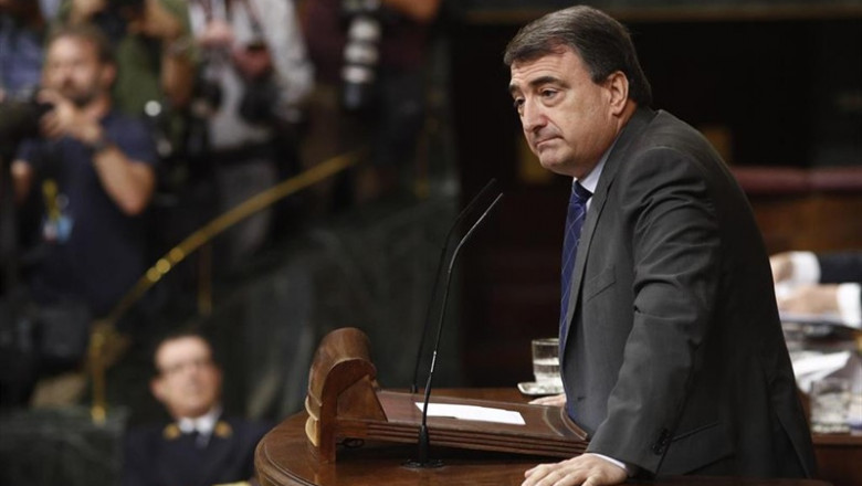 El portavoz del PNV en el Congreso de los Diputados, Aitor Esteban, durante su discurso previo a la segunda votación para la investidura del candidato socialista a la Presidencia del Gobierno. | Eduardo Parra - Europa Press ep portavozpnvcongresolos diputados aitor esteban durantediscurso previola segunda votacionla investiduracandidato socialistala presidenciagobierno