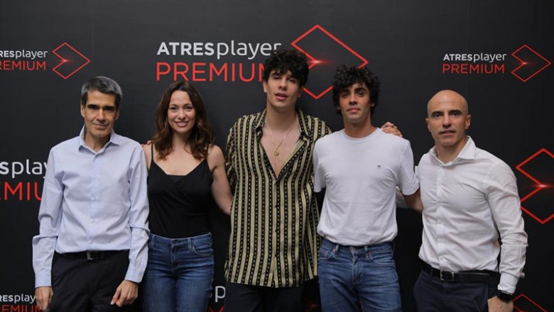 Presentación de ATRESplayer Premium. De izquierda a Derecha: Carlos Fernández, Director de contenidos de Atresmedia TV, Natalia Verbeke, Javier Calvo, Javier Ambrossi y José Antonio Antón, Director de Programación y Negocio Digital | ATRESMEDIA ep presentacionatresplayer premium de izquierdaderecha carlos fernandez directorcontenidosatresmedia tv natalia verbeke javier calvo javier ambrossijose antonio anton directorprogramacionnegocio digital