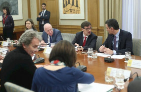 ep salvador illa 3i habla con pedro sanchez 4i acompanados de fernando simon de espaldas durante el