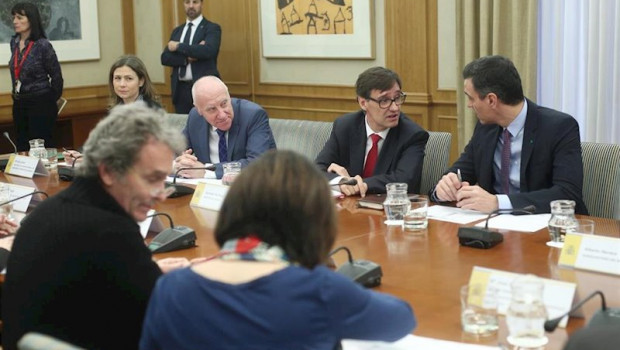 ep salvador illa 3i habla con pedro sanchez 4i acompanados de fernando simon de espaldas durante el