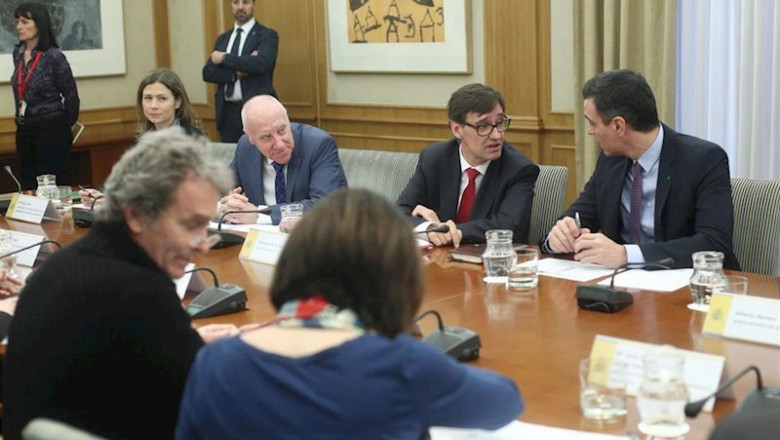 Salvador Illa (3i) habla con Pedro Sánchez (4i), acompañados de Fernando Simón (de espaldas), durante el comité de evaluación y seguimiento del coronavirus en Madrid, (España), a 11 de marzo de 2020. | Eduardo Parra - Europa Press ep salvador illa 3i habla con pedro sanchez 4i acompanados de fernando simon de espaldas durante el