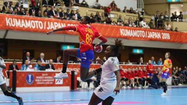 ep sandy barbosa lanza a porteria en el partido entre la seleccion espanola de balonmano y senegal