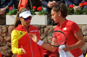 ep sara sorribes saluda a anabel medina tras ganar un juego en la copa federacion entre espana y