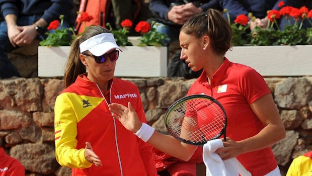 ep sara sorribes saluda a anabel medina tras ganar un juego en la copa federacion entre espana y