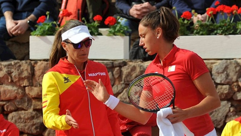 ep sara sorribes saluda a anabel medina tras ganar un juego en la copa federacion entre espana y