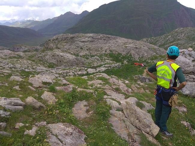 El senderista falleció cuando practicaba deporte en el Ibón de Estanés | GUARDIA CIVIL ep senderista fallecio cuando practicaba deporteibonestanes