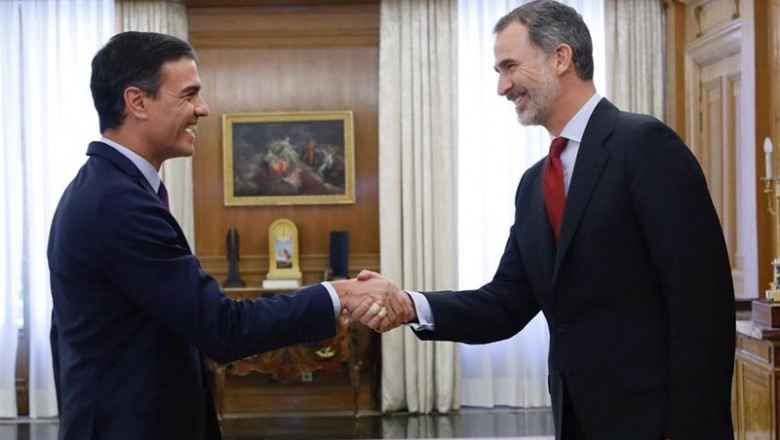 El socialista Pedro Sánchez saludando al Rey Felipe | CASA REAL ep socialista pedro sanchez saludandorey felipe
