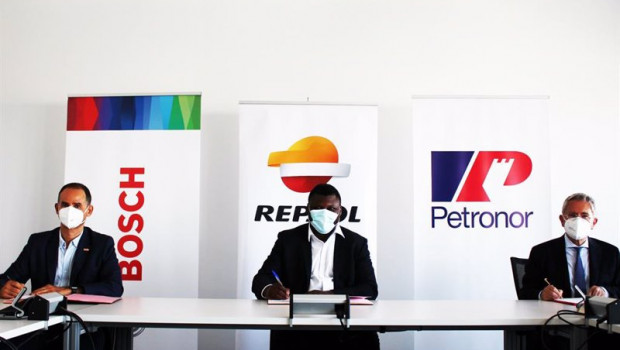 ep tomas malango director de hidrogeno de repsol emiliano lopez atxurra presidente de petronor y ep tomas malango director de hidrogeno de repsol emiliano lopez atxurra presidente de petronor y