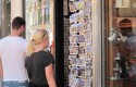 ep turista rubia extranjero compras turismo souvenirs recuerdos postales ep turista rubia extranjero compras turismo souvenirs recuerdos postales