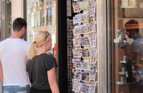 ep turista rubia extranjero compras turismo souvenirs recuerdos postales
