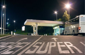 ep un autobus respostando en una gasolinera