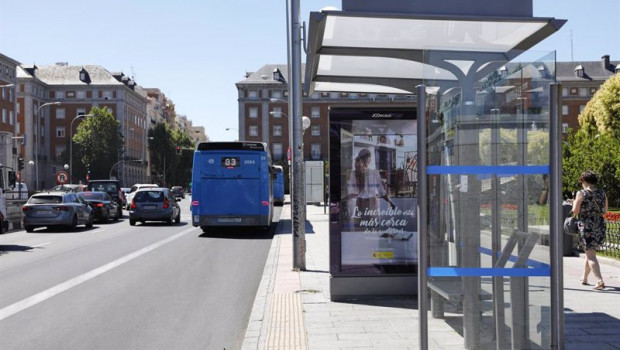 ep un autobus urbano de la emt circula por las inmediaciones del intercambiador de moncloa en madrid