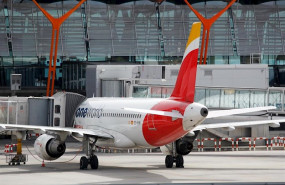 ep un avion aparcado en el aeropuerto adolfo suarez madrid-barajas donde durante la jornada de hoy