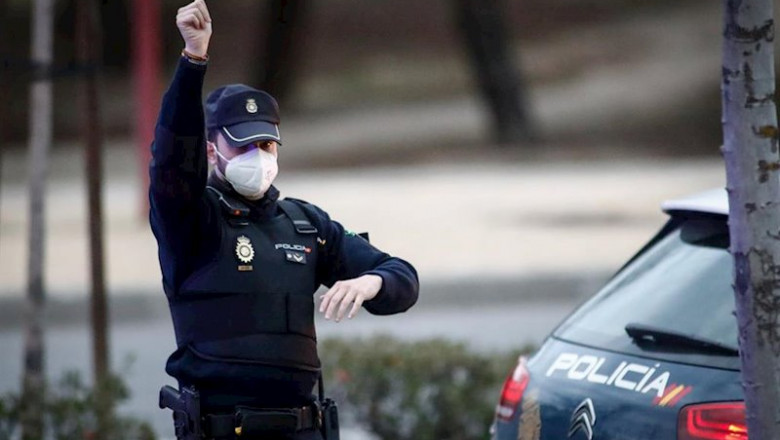 Un policía nacional, en la puerta de Urgencias del Hospital Quirón Salud, en Madrid | Óscar J.Barroso - Europa Press ep un policia nacional en la puerta de urgencias del hospital quiron salud en madrid