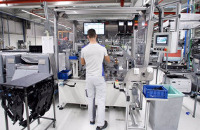 ep un trabajador en la maquina de preparacion de faros de montaje