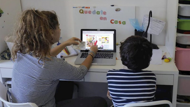 ep una madre estudia con su hijo en su casa con la ayuda del televisor esta es una nueva forma forma