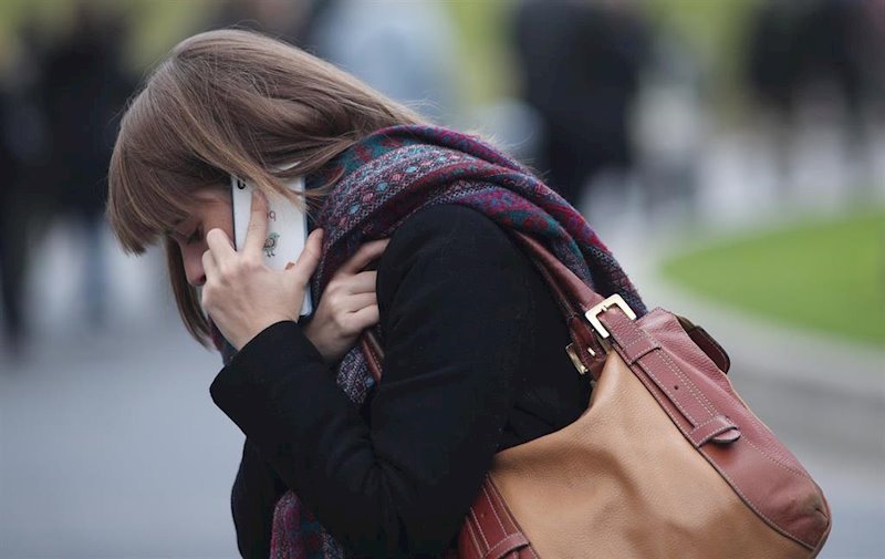 ep una mujer habla a traves de su movil